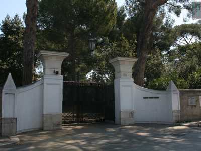 Foto 6. Superato il lungo muro di cinta che separa villa Bonomo dal resto della citt�, al civico 178, proprio di fronte all�ingresso dell�ospedale pediatrico Giovanni XXIII, troviamo un cancello incastonato fra due colonne bianche, su cui spunta una graziosa lanterna in ferro battuto 